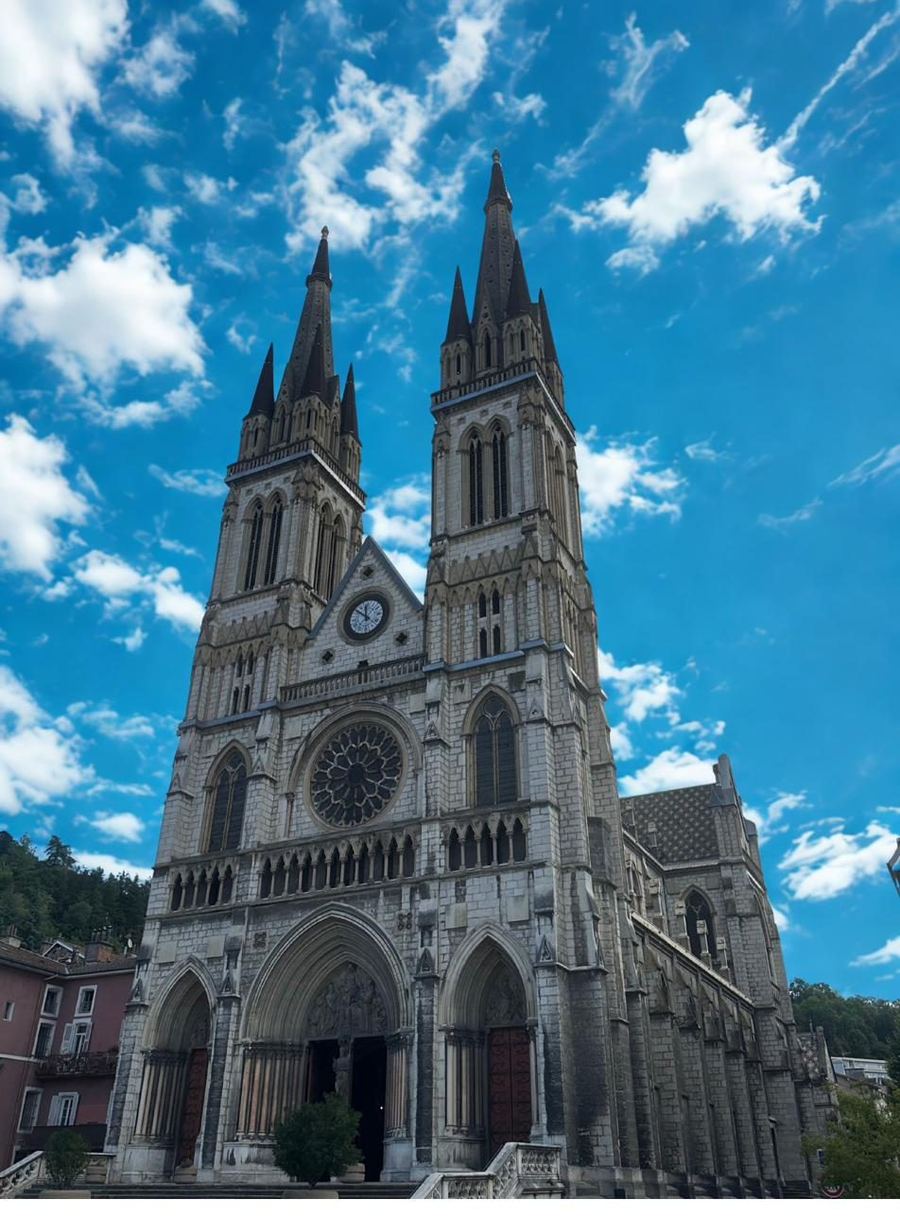 L'église Saint-Bruno de Voiron sous un ciel bleu, au cœur du territoire voironnais